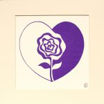 zeefdruk van roos geplaatst in een violet gekleurd hart